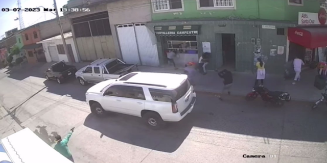 Video: No les importo todos los clientes que esperaban sus tortillas, Sicarios atacan a balazos Tortillería en León, Guanajuato