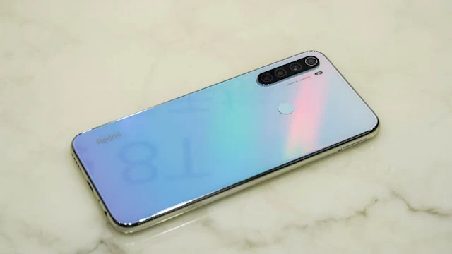 RedMi Note 8T 皓月白的機身背面設計