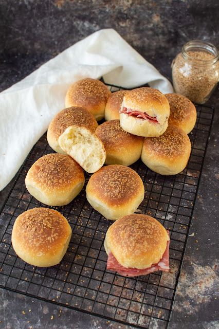 Paninetti con semi di sesamo farciti con salame