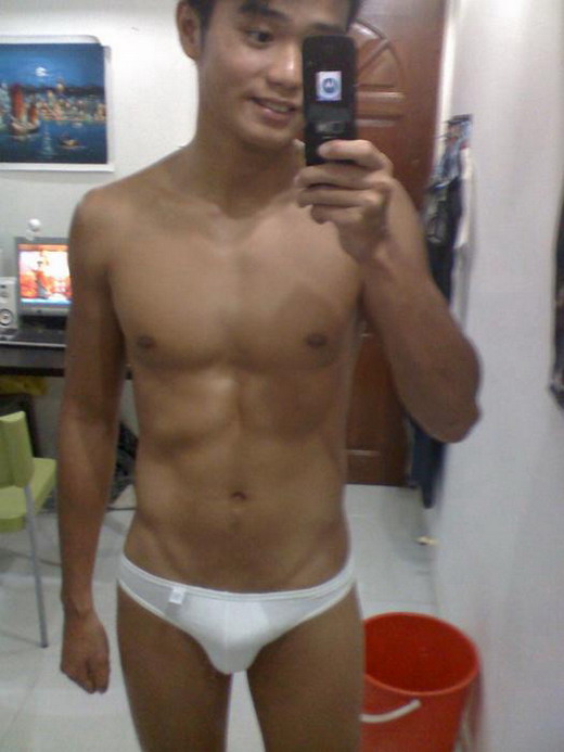 I admire guys who like to camwhore At least they are proud to show it to 