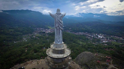 Hasil gambar untuk patung yesus toraja jalanan