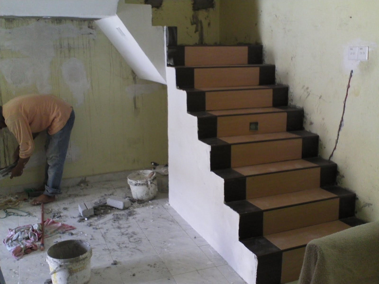 Zestmark Kerja  kerja  tangga  konkrit dan memasang tile