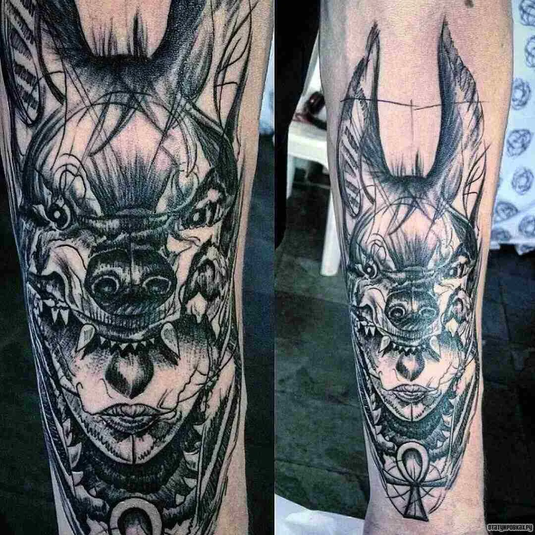 Tatuajes de Anubis en el brazo