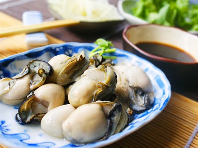Wash fresh oysters coup