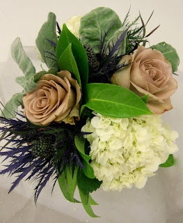 Willow & Bloom centerpiece - sage and nude roses    Photo by Patricia Stimac