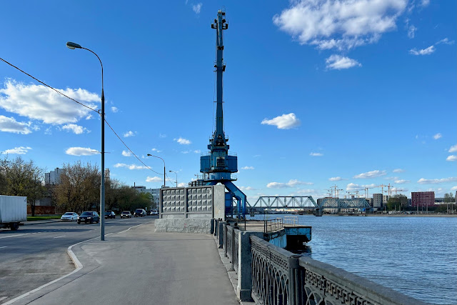 Нагатинская набережная, Москва-река, причал комбината «Мосинжбетон»