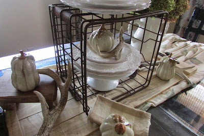 Pallets, Pumpkins and Antlers in a Rustic Tablescape