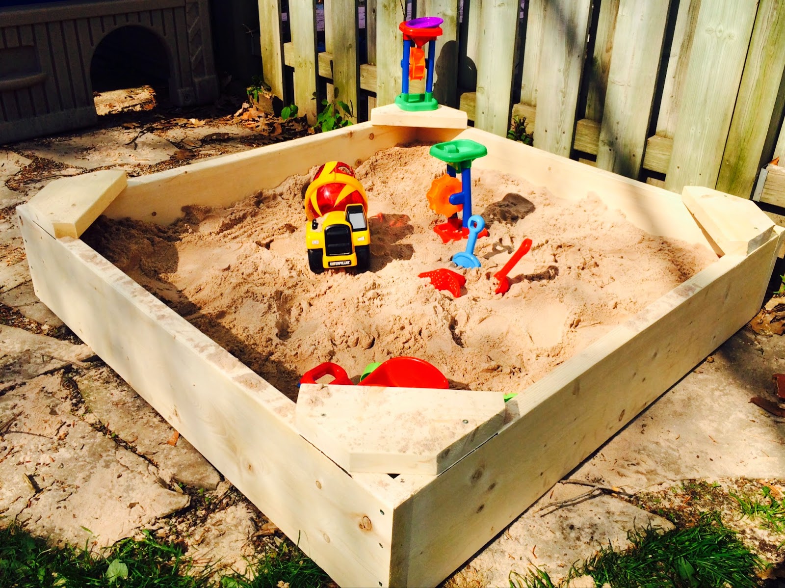 2moms2dogs2babies: DIY Sandbox!