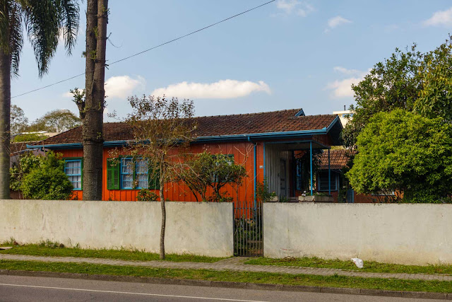 Uma casa de madeira bem colorida