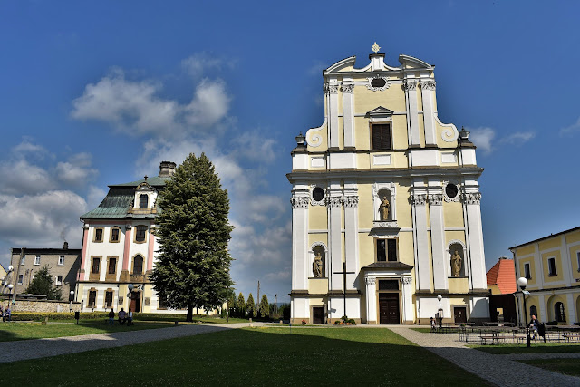 Krzeszów - Kościół św. Józefa (po prawej) oraz Dom Opata (po lewej)