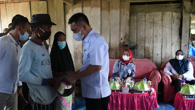 Sambangi Korban Puting Beliung di Labandia , Bupati  Koltim Berikan Bantuan  