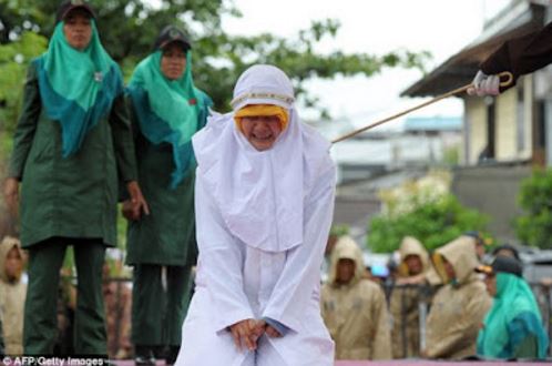 Wanita Disebat Sebanyak 23 Kali Akibat Berdiri Terlalu Rapat Dengan Teman Lelaki