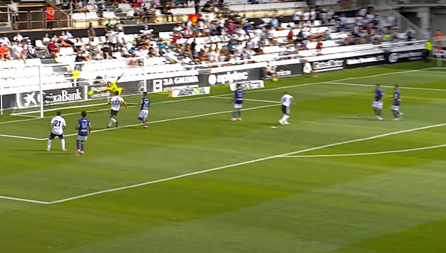 Pablo Valcarce, en el punto de penalti, cabecea cruzado y bate a Roberto. BURGOS C. F. 3 REAL VALLADOLID C. F. 0. 05/09/2021. Campeonato de Liga de 2ª División, jornada 4. Burgos, estadio El Plantío. GOLES: 1-0: 34’, Juanma, de penalti. 2-0: 39’, Valcarce. 3-0: 42’, Juanma.