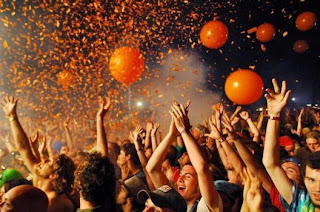 Bonnaroo, 2012, fans, people, orange balloons, weird people, concert