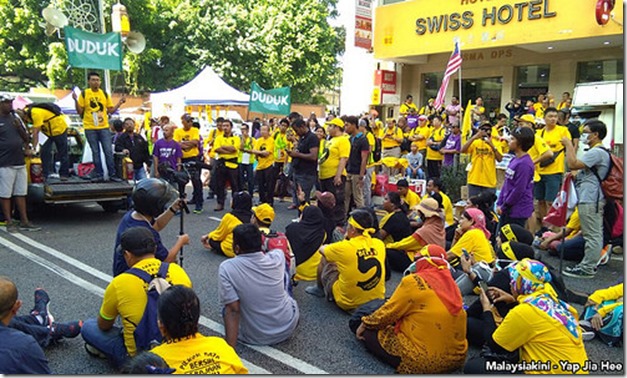 speech-yellow-shirt-bersih