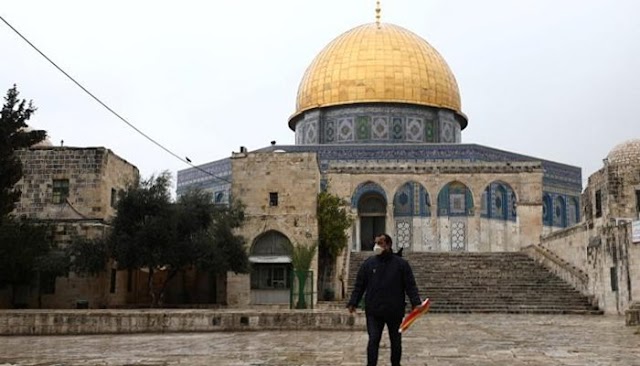 Smaller crowd for Friday prayers at Al-Aqsa Mosque amid partial coronavirus lock-down