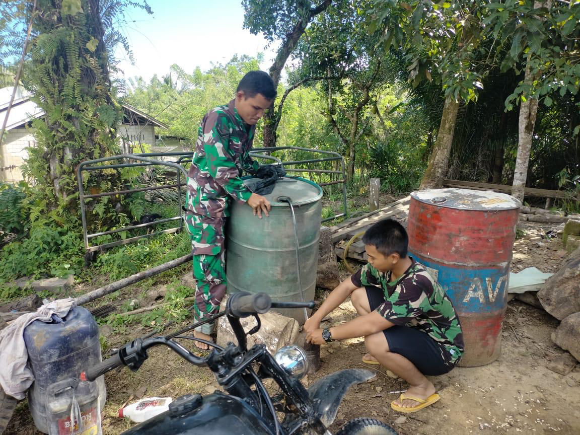 Pengisian Bahan Bakar Oleh Satgas TMMD Ke -111 Kodim 1202/Singkawang