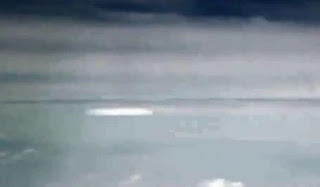 UFO dirakam dari dalam kapal terbang