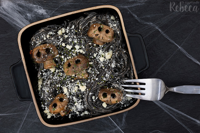 Espaguetis negros con champiñones (versión Halloween)
