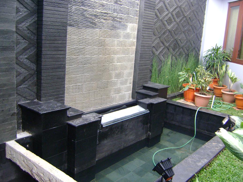 Foto kolam taman rumah minimalis