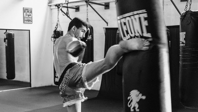 Alessandro Crescenzi, atleta Muay Thai, mentre si allena al sacco