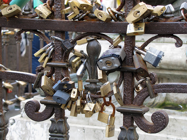 Love padlocks at the railing, bust of Benvenuto Cellini by Raffaele Romanelli, Ponte Vecchio, Florence