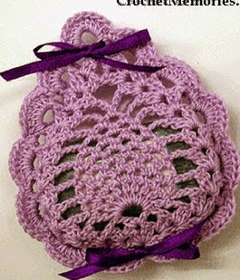 http://translate.googleusercontent.com/translate_c?depth=1&hl=es&prev=/search%3Fq%3Dhttp://crochetmemories.blogspot.com.es/search/label/Free%252520Patterns%26safe%3Doff%26biw%3D1429%26bih%3D961&rurl=translate.google.es&sl=en&u=http://crochetmemories.blogspot.com.es/2014/05/soft-pineapple-soap-holder.html&usg=ALkJrhjo_mh3F48AVFwdjGdG3gV924b-YA