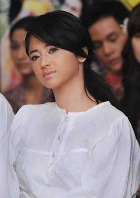 dewi persik melorot