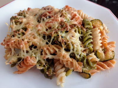 Fusilli gratinados con carne picada y calabacín