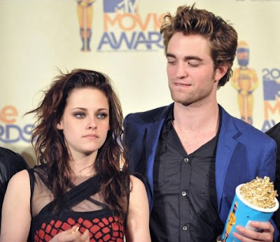 robert pattinson and kristen stewart kissing in public. as we had originally