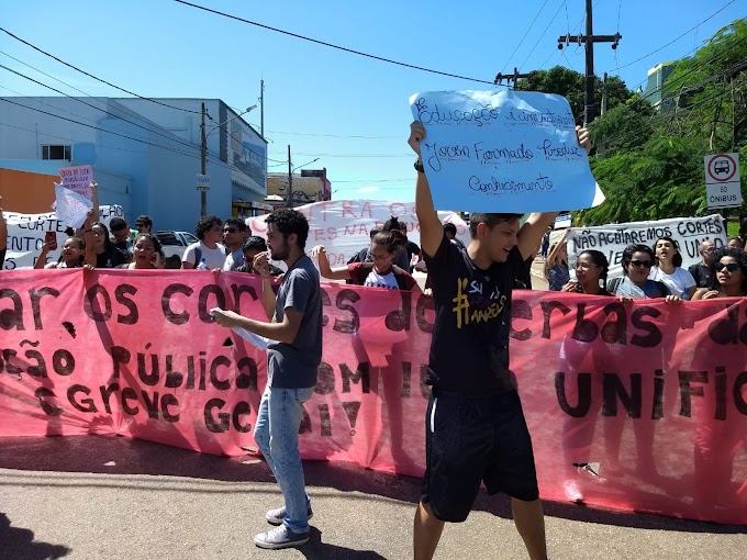 Estudantes fecham principal avenida de Porto Velho em ato contra bloqueio de verbas na educação