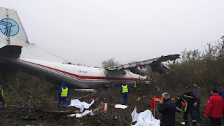 Avião fica sem combustível, cai e deixa cinco mortos na Ucrânia