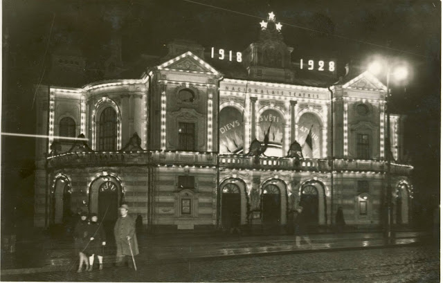 Latvijas Republikas 10. gadadienai rotātais Nacionālais teātris. 1928. gada novembris. LNVM krājums