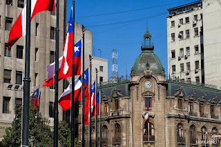 Intendencia de Santiago con las banderas que rodean La Moneda