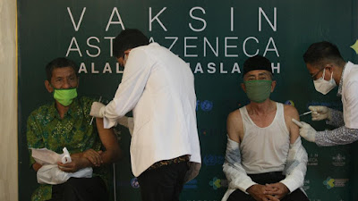 Jatim Tertinggi Vaksinasi Pelayanan Publik, Gubernur Khofifah Dukung Percepatan Vaksinasi Covid-19 dengan Vaksin Astra Zeneca