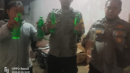 Gelar Ops Pekat, Polsek Juntinyuat Amankan Lima Botol Miras