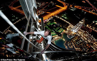 pria panjat gedung tertinggi di dunia