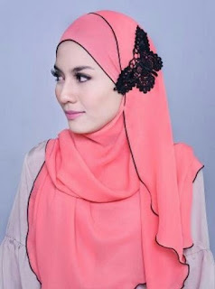 kreasi-jilbab-dengan-headband-kupu-kupu-kji