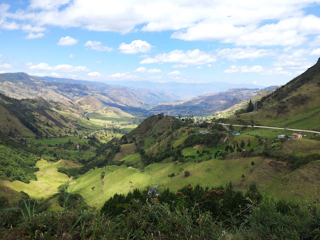 Desde el mirador del Portete de Tarqui hacia Giron y más abajo, Ecuador