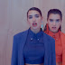 Duas Dua Lipa disputando na coreografia no clipe de "IDGAF"