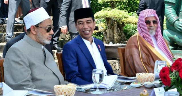 JOKOWI SAJIKAN SOP BUNTUT DAN CENDOL UNTUK PARA ULAMA DUNIA