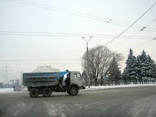 на камазах вывозят снег из города