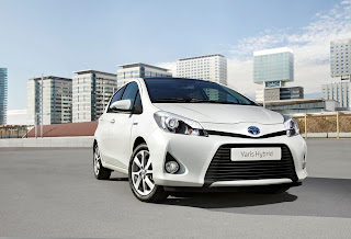 Toyota Yaris Hybrid (2013) Front Side