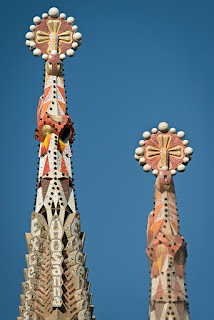 foto com detalhes das torres dos apóstolos