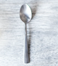 Metal spoon for dark circles