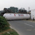 नरोरा में रामघाट रोड की तरफ एटॉमिक प्रोजेक्ट के सामने एलपीजी गैस से भरा टैंकर पलटा