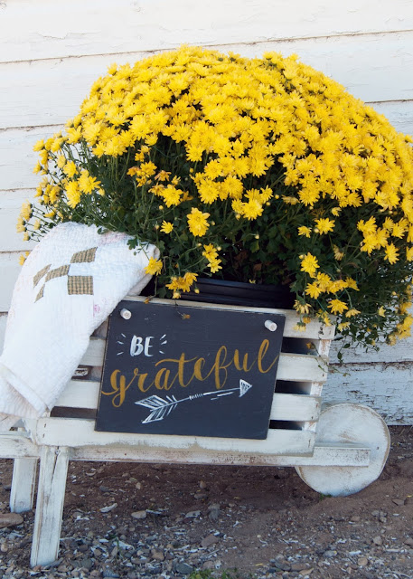 Rustic Wheelbarrow with interchangeable signs #DIHworkshop Virtual Party - Be grateful arrow