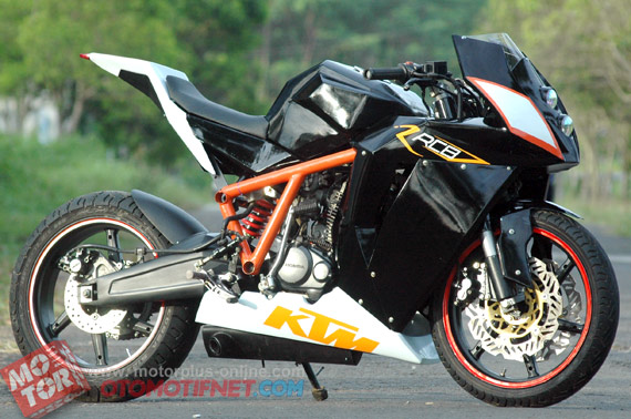 Foto Gambar Modifikasi Honda Tiger Revo CW model gaya street fighter untuk setang dibuat hampir sejajar dengan tinggi jok agar seperti motor aslinya, cuap builder yang masih memakai sok depan orisinal 