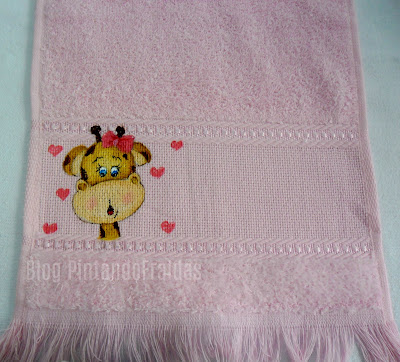 toalhinha de boca cor de rosa com pintura de girafa