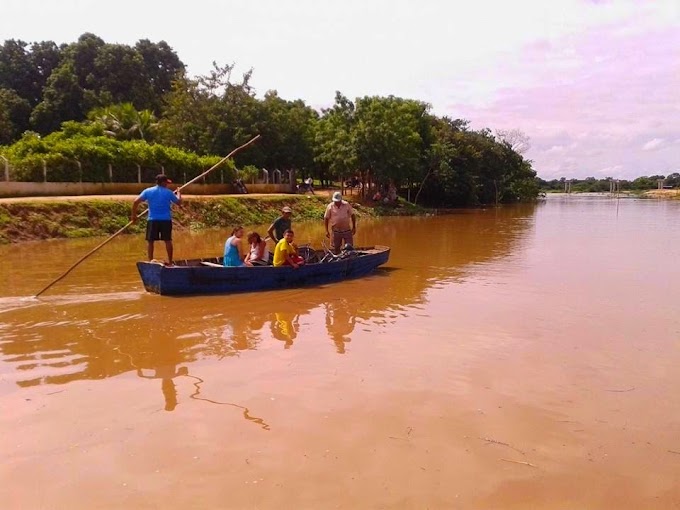 ENCHENTES - RIO ACARAÚ APRESENTA A PRIMEIRA CHEIA DO ANO DE 2015; TRAVESSIA ENTRE OS MUNICÍPIOS DE CARIRÉ E GROAÍRAS ESTÁ SENDO FEITA POR CANOAS